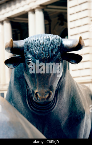 Stier-Skulptur außerhalb Frankfurt Stock Exchange Börse Stockfoto