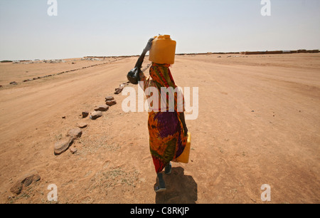 Wasser in einem sudanesischen Refugeecamp im Tschad Stockfoto