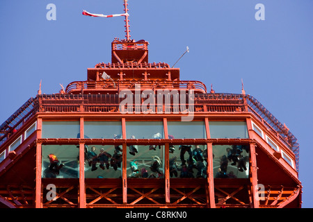 Menschen zu Fuß auf dem Glas-Boden-Skywalk von The Blackpool Eye, Bestandteil der Blackpool Tower in Blackpool, Großbritannien Stockfoto