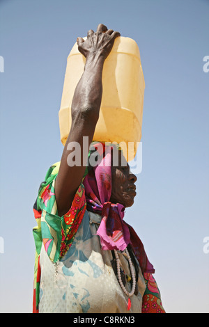 Wasser in einem sudanesischen Refugeecamp im Tschad Stockfoto