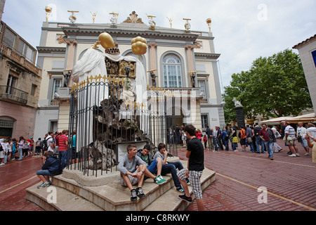 Die Leute am Eingang des Theater-Museum von Salvador Dali. Figueres, Katalonien, Spanien. Stockfoto