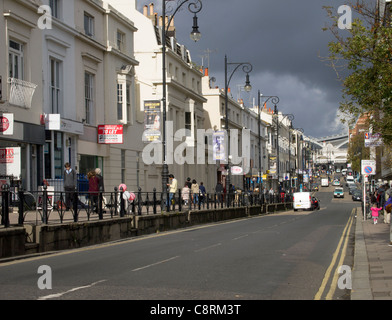 Ein Blick auf die Königin-Straße in Brighton, mit wenig Verkehr. Stockfoto