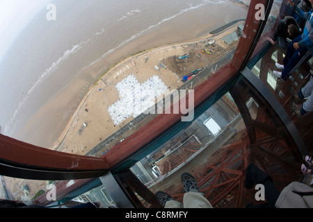 Menschen stehen auf dem Skywalk Glasboden des Blackpool Skywalk, Teil des Auges Blackpool Stockfoto