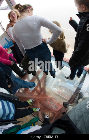 Menschen stehen auf dem Skywalk Glasboden des Blackpool Skywalk, Teil des Auges Blackpool Stockfoto