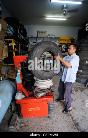 Afrika, Tunesien, Nabeul. Lokale tunesische Mechaniker während der Reparatur eines Platten Reifen auf einem Reifen Michelin XS Sand. Stockfoto