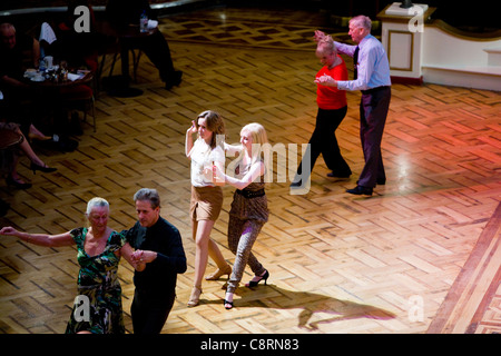 Tänzer tanzen auf der Tanzfläche des Blackpool Ballroom in Blackpool, Großbritannien Stockfoto