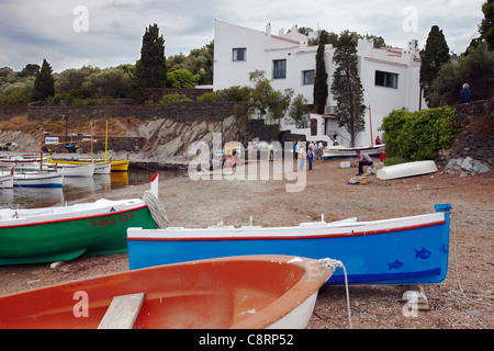 Bunte Boote am Strand vor Salvador Dali-Haus Museum in Portlligat. Cadaques, Katalonien, Spanien. Stockfoto