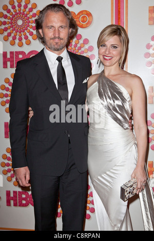 Peter Thum, Cara Buono im Ankunftsbereich für HBO Post-Emmy Awards Empfang, The Plaza im Pacific Design Center, Los Angeles, CA Stockfoto