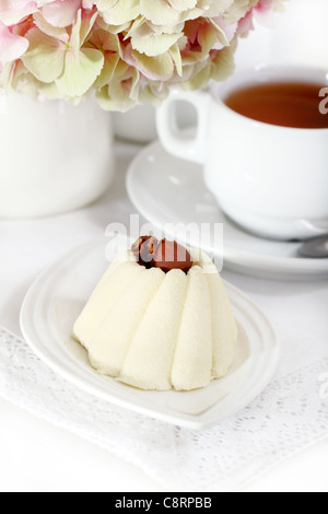 Köstliche Vanila Kuchen mit Kaffee auf einem weißen Teller Stockfoto