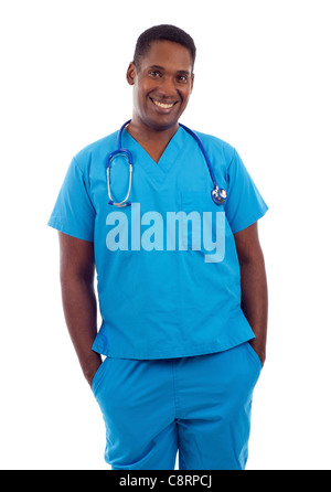 Young African American Arzt in Scrubs mit Händen in den Taschen isoliert auf weiss Stockfoto