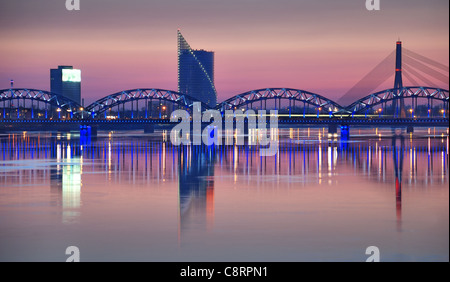 Die Eisenbahnbrücke über den Fluss Daugava in Riga, Lettland. Stockfoto