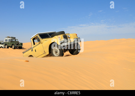 Afrika, Tunesien, nr. Tembaine. 1964 Land Rover Serie 2a LKW-Führerhaus quer durch eine Sandfield in der Nähe von Tembaine auf der... Stockfoto