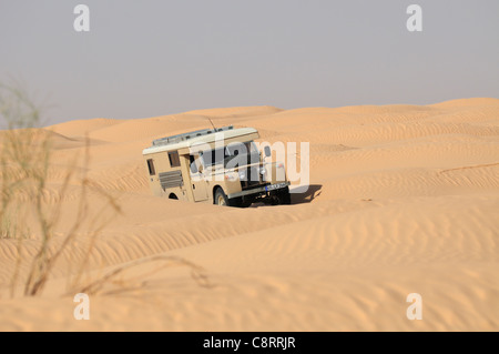 Afrika, Tunesien, nr. Tembaine. Wüste Reisende fahren seine Ex-Armee 1966 Land Rover Serie 2a Krankenwagen Wohnmobil Bekehrung... Stockfoto