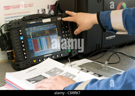 Flugzeugwartung Ultraschall Rissprüfung Stockfoto