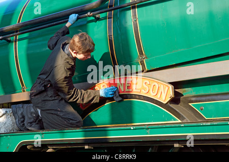 Mitte-Hants Eisenbahn Herbst Gala 28.10.11. Junge Motor Reiniger Polieren Messing Namensschild von Lord Nelson Stockfoto