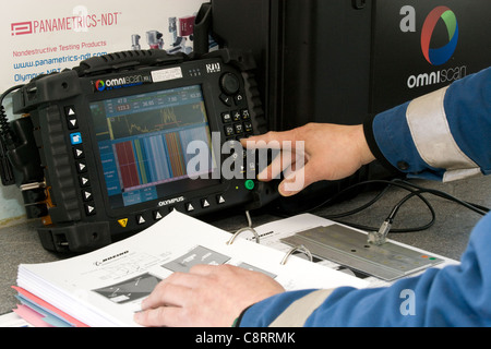Flugzeugwartung Ultraschall Rissprüfung Stockfoto