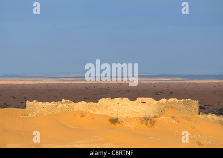 Afrika, Tunesien, Ksar Rhilane. Bleibt der alten historischen römischen Festung (Ksar Ghilane) drei Kilometer im Nordosten... Stockfoto