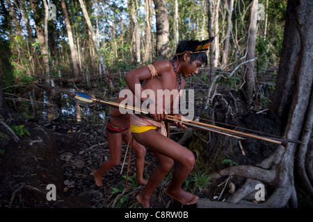 Xingu-Indianer jagen in der Amazone, Brasilien Stockfoto