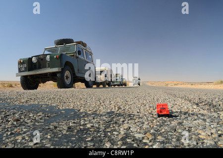 Afrika, Tunesien, nr. Ksar Rhilane. Sechs historische Land Rover ein Spielzeugauto auf einer einsamen Reise inklusive. Stockfoto