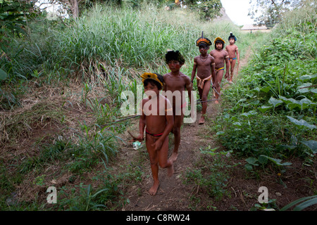 Xingu-Indianer jagen in der Amazone, Brasilien Stockfoto