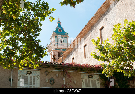 Das Dorf Valldemossa auf der Insel Mallorca / Mallorca. Berühmt für die Kartause, die Heimat von Chopin. Stockfoto