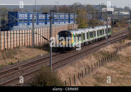 London Midland Zug vorbei DIRFT, Crick, Northamptonshire, UK Stockfoto