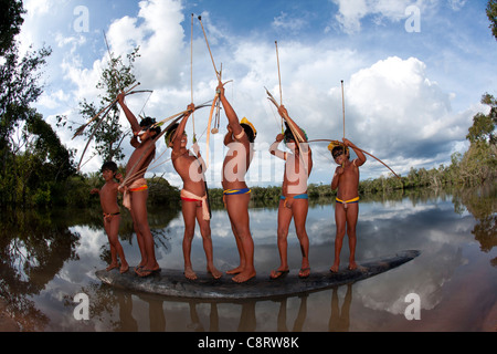 Xingu-Indianer jagen in der Amazone, Brasilien Stockfoto