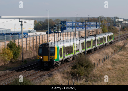 London Midland Zug vorbei DIRFT, Crick, Northamptonshire, UK Stockfoto