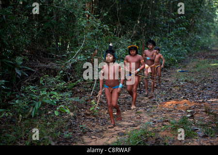 Xingu-Indianer jagen in der Amazone, Brasilien Stockfoto