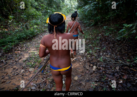 Xingu-Indianer jagen in der Amazone, Brasilien Stockfoto