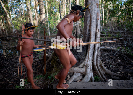 Xingu-Indianer jagen in der Amazone, Brasilien Stockfoto