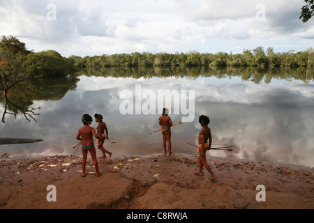 Xingu-Indianer jagen in der Amazone, Brasilien Stockfoto