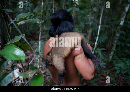 Xingu-Indianer jagen in der Amazone, Brasilien Stockfoto