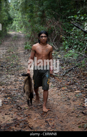 Xingu-Indianer jagen in der Amazone, Brasilien Stockfoto