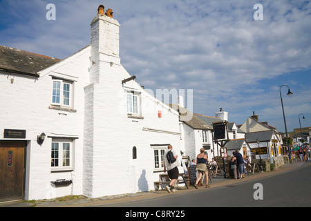 Tintagel Cornwall England Blick entlang Vorderstraße voll von Touristen Stockfoto