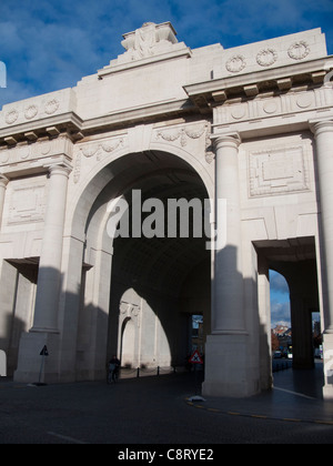 Die Menin Gate War Memorial, Ypern, Belgien, Europa, wo die Namen der Soldaten mit kein bekanntes Grab in Erinnerung geblieben sind Stockfoto