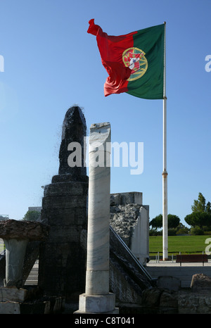 Die enorme portugiesische Flagge an der Spitze des Eduardo VII Park in der Stadt von Lissabon, Portugal und den nahe gelegenen Brunnen. Stockfoto