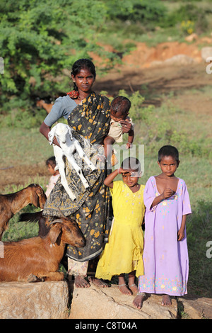 Niedrigere Kaste-Mutter mit ihrem Kind spielen Andhra Pradesh in Indien Stockfoto