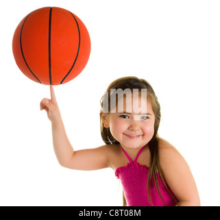 Entzückende Pre-Schooler Balancing einen Basketball auf einem Finger. Stockfoto