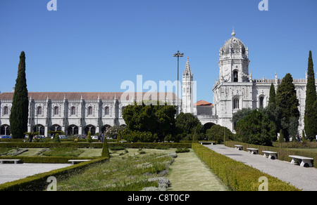 Von Süden betrachtet das Hieronymus-Kloster (Mosteiro Dos Jerónimos) in Belém, Lissabon, Portugal. Stockfoto