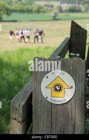 Eine Gruppe von Gymnasiasten der Duke of Edinburgh an einem öffentlichen Fußweg in Chilterns, in der Nähe von Wendover, Buckinghamshire, Großbritannien. Stockfoto