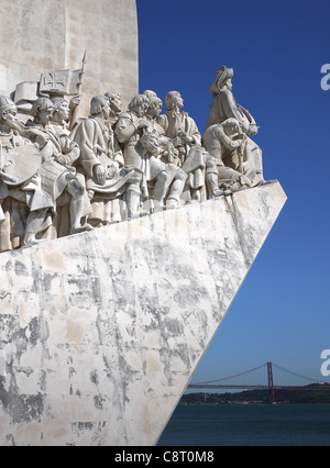 Skulpturen auf dem Ost-Profil des Padrão Dos Descobrimentos (Denkmal der Entdeckungen) in Belém, Lissabon, Portugal. Stockfoto