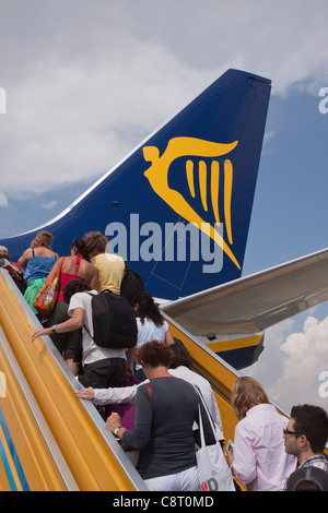 Passagiere an Bord eines Ryanair-Flugs durch die hintere Tür des Flugzeugs Stockfoto