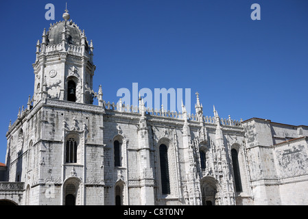 Dies ist das Südportal manuelinischen Stil und Turm des Klosters Mosteiro Dos Jerónimos in Belém, Lissabon, Portugal. Stockfoto