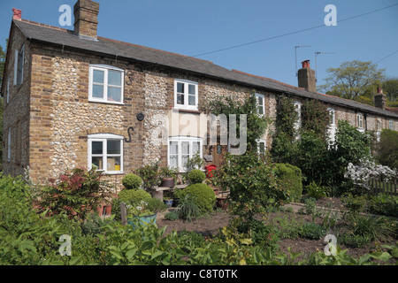 Reihe von terrassenförmig angelegten Bungalows in Great Missenden, Buckinghamshire, England, UK. Stockfoto