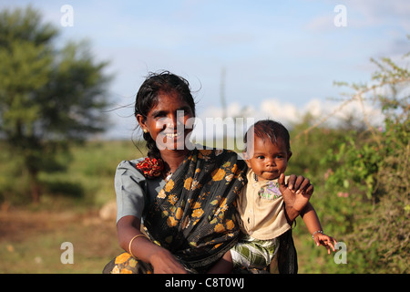 Niedrigere Kaste-Mutter mit ihrem Kind spielen Andhra Pradesh in Indien Stockfoto