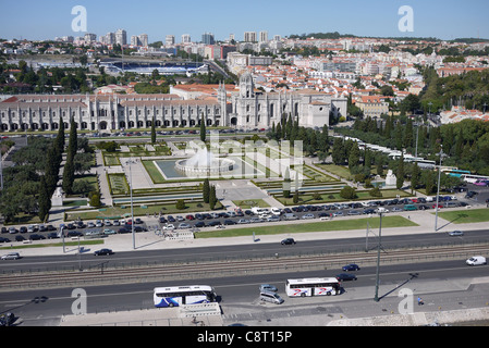 Das Hieronymus-Kloster (Mosteiro Dos Jerónimos), in Belém, Lissabon, Portugal aus dem Denkmal der Entdeckungen-Turm. Stockfoto