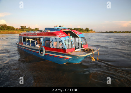 Wasser-Taxi am Fluss Magdalena, Kolumbien Stockfoto