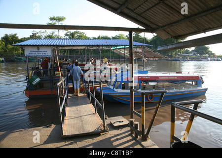 Wasser-Taxi am Fluss Magdalena, Kolumbien Stockfoto