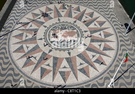 "Mappa Mundi" gesehen von der Spitze des Padrão Dos Descobrimentos (Denkmal der Entdeckungen) in Belém, Lissabon, Portugal. Stockfoto